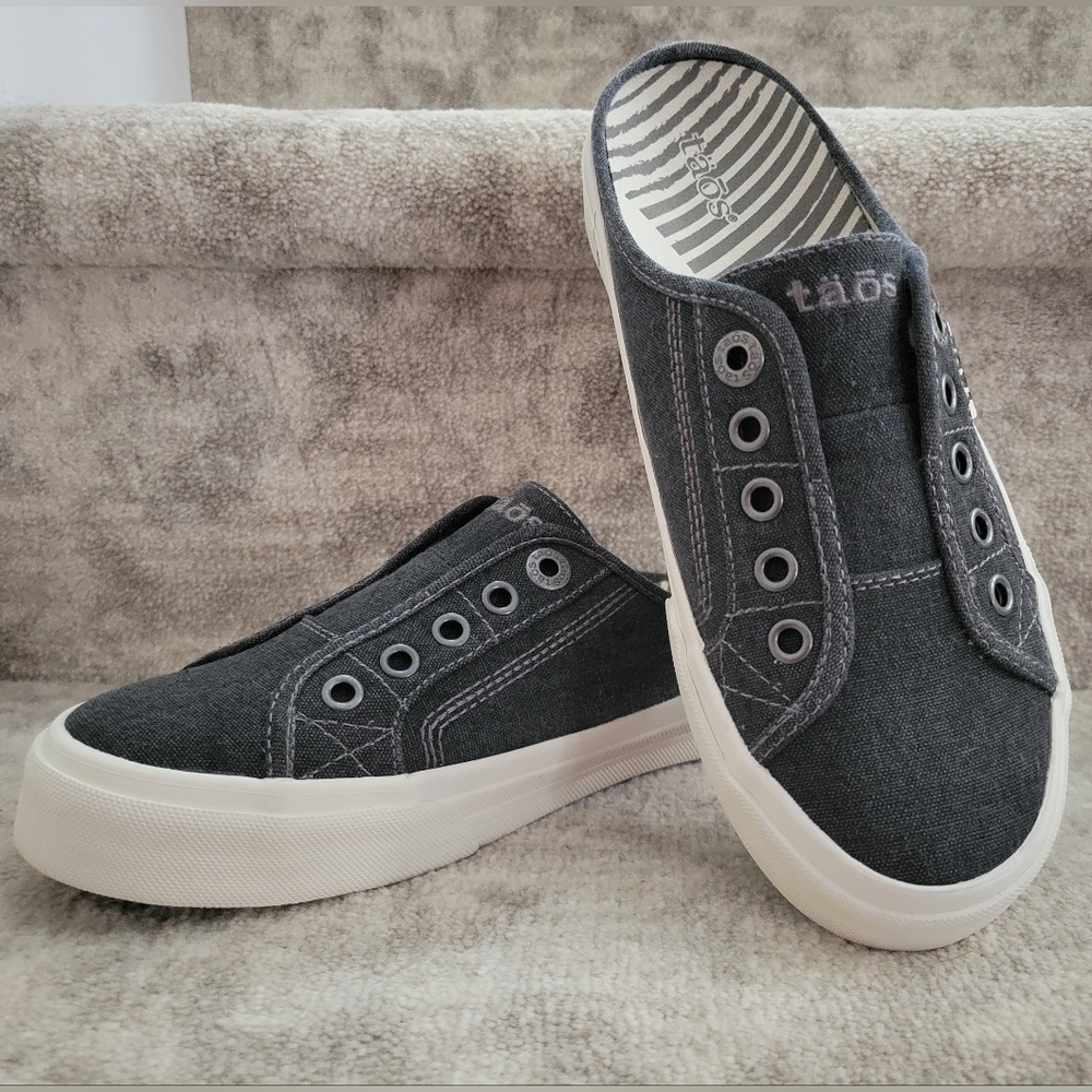 NWOT Taos EZ Soul Charcoal Gray Canvas Mules - Size 6